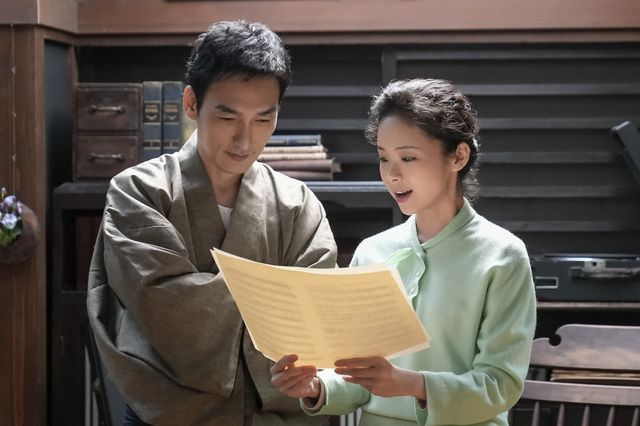 トミ（小雪）の遺影に…「ブギウギ」第104回の場面写真（5枚目）