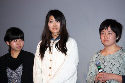 『くじらのまち』がベルリン映画祭で上映！ - 左から山口佐紀子、飛田桃子、鶴岡慧子監督