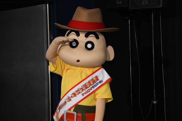 そんなの関係ねぇ！しんちゃん＆小島よしお『映画クレヨンしんちゃん　新婚旅行ハリケーン　～失われたひろし～』公開記念舞台あいさつ：フォトギャラリー