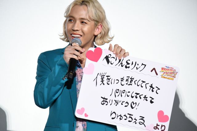 そんなの関係ねぇ！しんちゃん＆小島よしお『映画クレヨンしんちゃん　新婚旅行ハリケーン　～失われたひろし～』公開記念舞台あいさつ（16枚目）