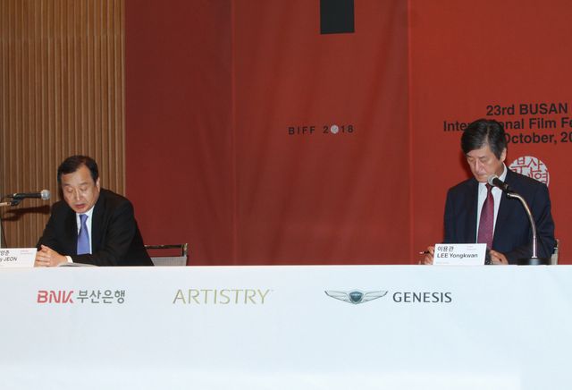 9月4日に行われた第23回釜山国際映画祭会見にて。チョン・ヤンジュン執行委員長（左）とイ・ヨングァン理事長（右）