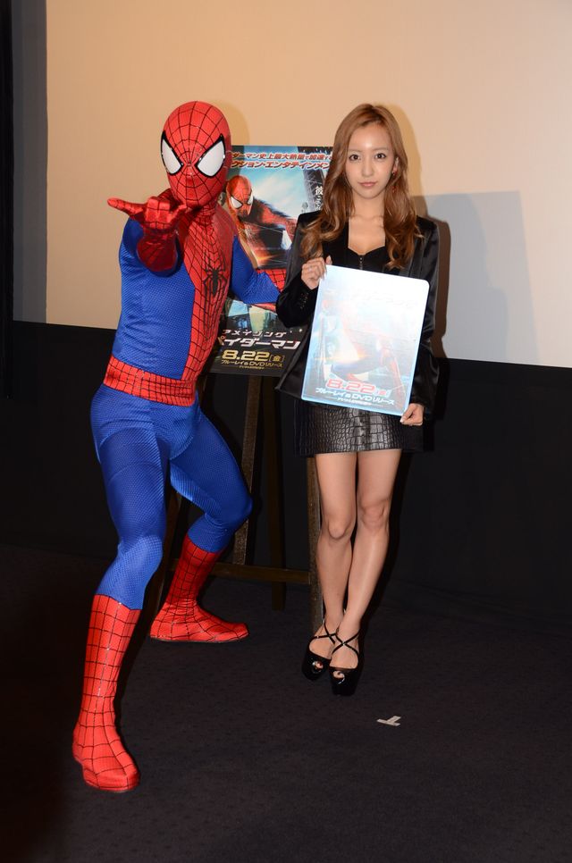 板野友美、ミニスカで美脚を披露！フォトギャラリー（6枚目）