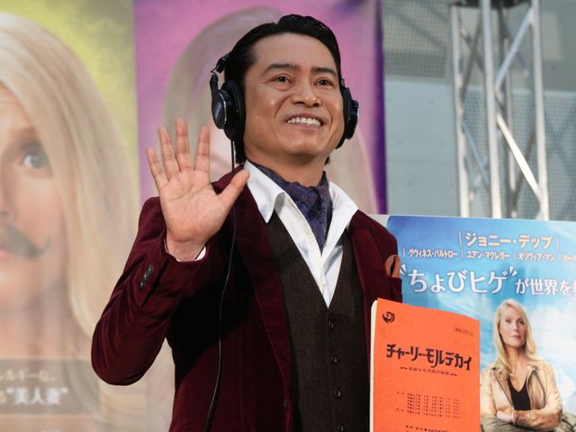 大久保佳代子、胸の谷間を強調し「お年賀」！今年のライバルは矢口真里！画像ギャラリー（6枚目）