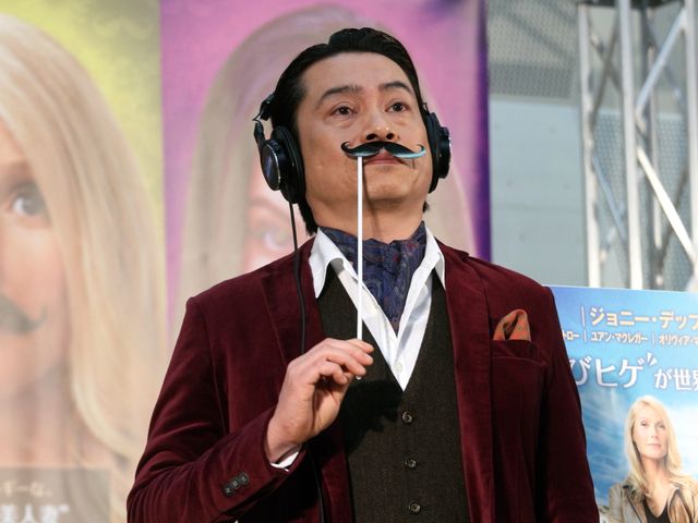 大久保佳代子、胸の谷間を強調し「お年賀」！今年のライバルは矢口真里！画像ギャラリー（9枚目）