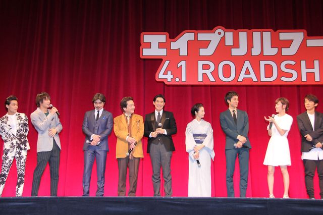 松坂桃李、戸田恵梨香、菜々緒、窪田正孝ら豪華キャストが集結！『エイプリルフールズ』完成披露舞台あいさつフォトギャラリー（11枚目）
