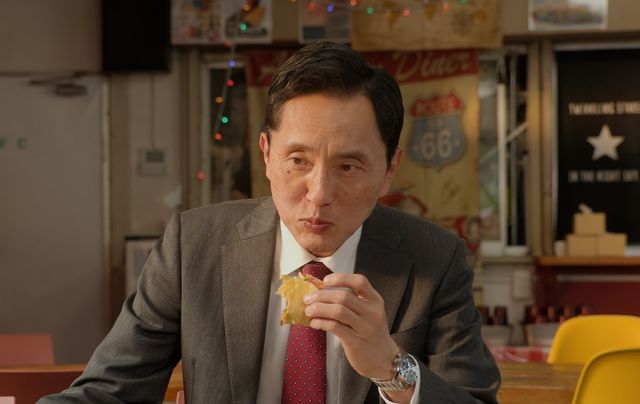 沖縄スタイルの国仲涼子！「孤独のグルメ」大みそかSP場面写真（2枚目）