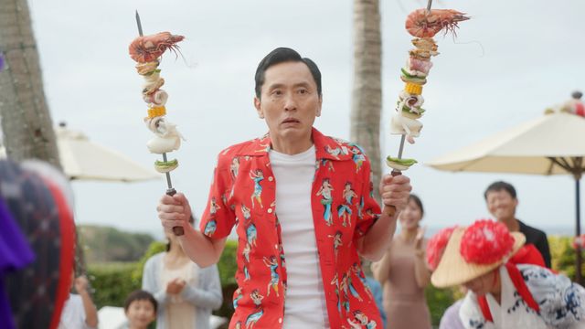 沖縄スタイルの国仲涼子！「孤独のグルメ」大みそかSP場面写真（3枚目）