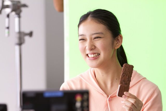 ロッテ「ガーナチョコ＆クッキーサンド」の新CM「2人の咲ちゃん」篇フォトギャラリー（10枚目）