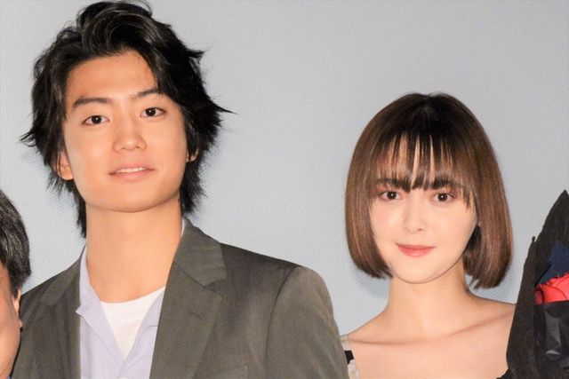 伊藤健太郎、玉城ティナにバラの花束プレゼント！映画『惡の華』御礼舞台あいさつ：フォトギャラリー