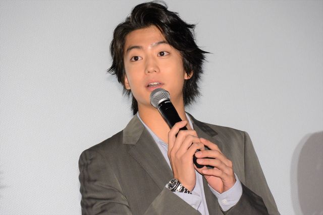 伊藤健太郎、玉城ティナにバラの花束プレゼント！映画『惡の華』御礼舞台あいさつ（3枚目）