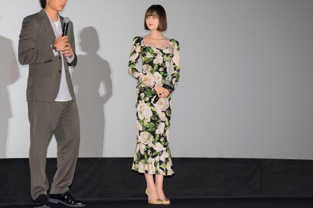 伊藤健太郎、玉城ティナにバラの花束プレゼント！映画『惡の華』御礼舞台あいさつ（4枚目）