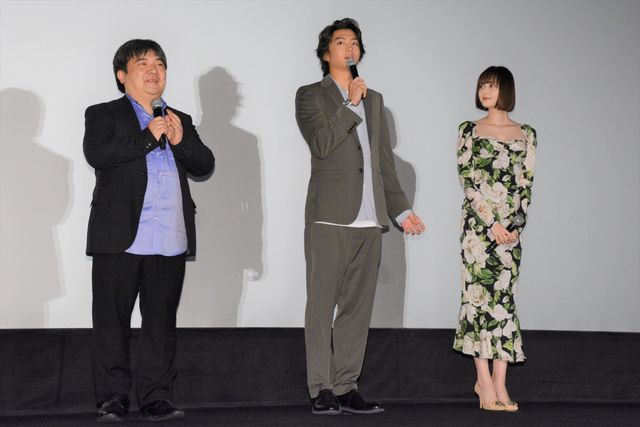 伊藤健太郎、玉城ティナにバラの花束プレゼント！映画『惡の華』御礼舞台あいさつ（5枚目）