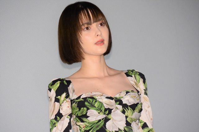 伊藤健太郎、玉城ティナにバラの花束プレゼント！映画『惡の華』御礼舞台あいさつ（6枚目）