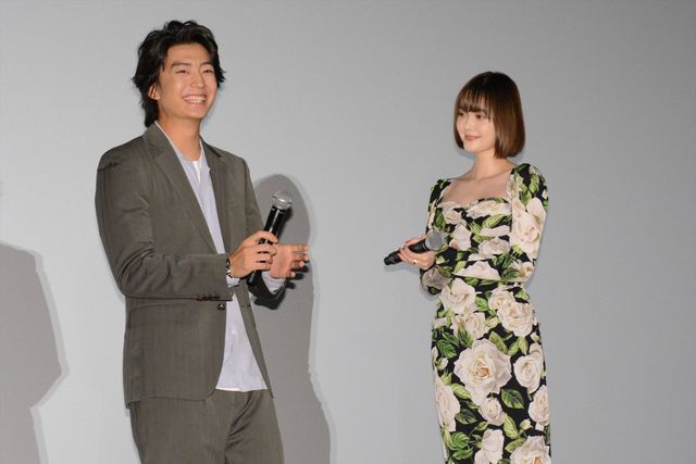 伊藤健太郎、玉城ティナにバラの花束プレゼント！映画『惡の華』御礼舞台あいさつ（7枚目）