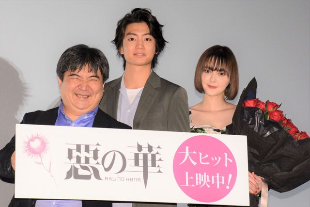 伊藤健太郎、玉城ティナにバラの花束プレゼント！映画『惡の華』御礼舞台あいさつ（8枚目）