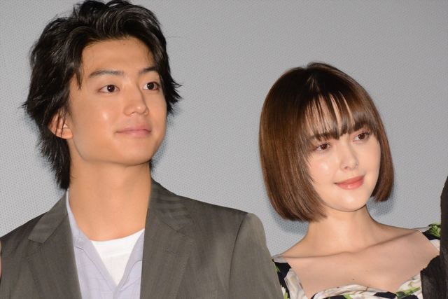 伊藤健太郎、玉城ティナにバラの花束プレゼント！映画『惡の華』御礼舞台あいさつ（9枚目）