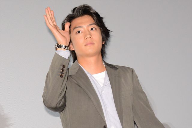 伊藤健太郎、玉城ティナにバラの花束プレゼント！映画『惡の華』御礼舞台あいさつ（10枚目）