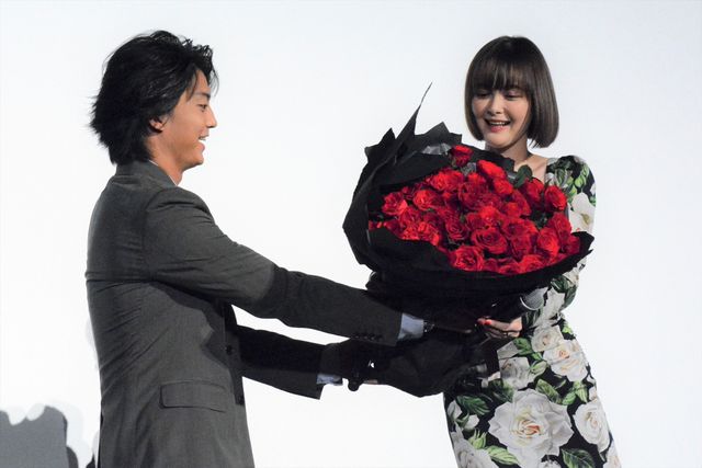伊藤健太郎、玉城ティナにバラの花束プレゼント！映画『惡の華』御礼舞台あいさつ（11枚目）