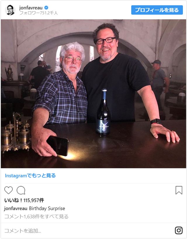ドラマ「ザ・マンダロリアン（原題）」撮影現場でのジョージ・ルーカス（左）とジョン・ファヴロー（右）（写真はジョン・ファヴロー公式Instagramのスクリーンショット）