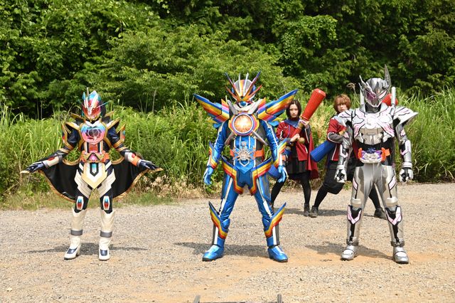 宝太郎、母に仮面ライダーとしての想いを伝える　「仮面ライダーガッチャード」最終話場面カット（2枚目）
