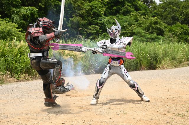 宝太郎、母に仮面ライダーとしての想いを伝える　「仮面ライダーガッチャード」最終話場面カット（3枚目）