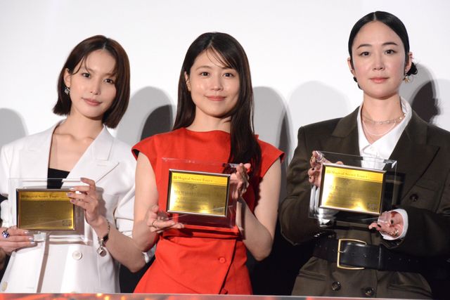 「純金航空券」を手にする南沙良、有村架純、黒木華
