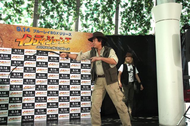 藤岡弘、が華麗な鞭使いを披露！ブルーレイBOX「インディ・ジョーンズ コンプリート・アドベンチャーズ」の発売記念イベントフォトギャラリー（3枚目）