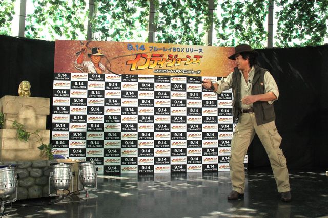 藤岡弘、が華麗な鞭使いを披露！ブルーレイBOX「インディ・ジョーンズ コンプリート・アドベンチャーズ」の発売記念イベントフォトギャラリー（4枚目）