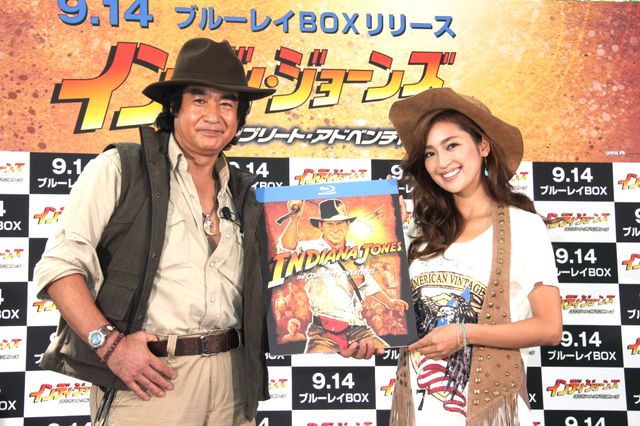 藤岡弘、が華麗な鞭使いを披露！ブルーレイBOX「インディ・ジョーンズ コンプリート・アドベンチャーズ」の発売記念イベントフォトギャラリー（6枚目）