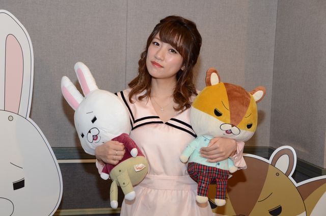 ロペとアキラ先輩を抱っこする高橋みなみ！「紙兎ロペ」アフレコ現場フォトギャラリー：フォトギャラリー