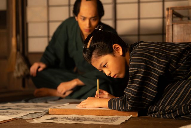 唐丸（渡邉斗翔）が筆を執り…「べらぼう～蔦重栄華乃夢噺～」第4回「『雛形若菜』の甘い罠」：フォトギャラリー