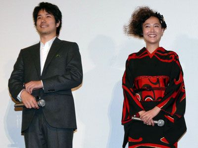 世界に向けて「大ヒットさせるつもりです」-松山ケンイチ（左）と美しい着物姿の菊地凛子（右）