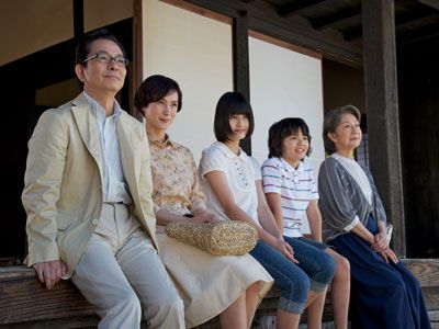 実力派俳優たちが、ちょっと不思議な家族の再生を表現する-水谷豊、安田成美、橋本愛、濱田龍臣、草笛光子（左から）
