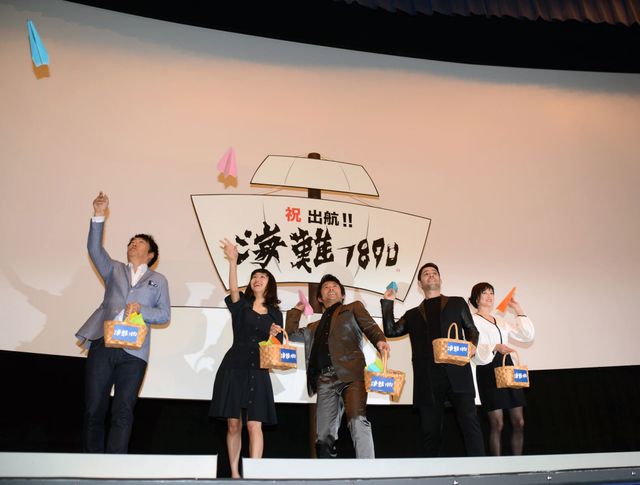 豪快！紙飛行機を飛ばす内野聖陽、忽那汐里ら『海難1890』初日舞台あいさつフォトギャラリー：フォトギャラリー
