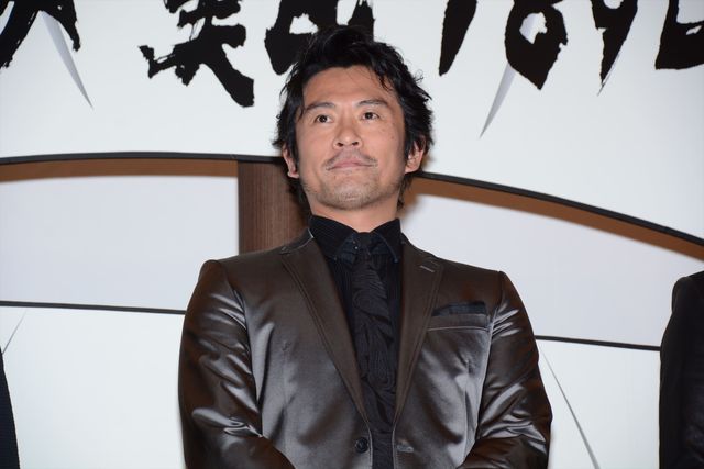 豪快！紙飛行機を飛ばす内野聖陽、忽那汐里ら『海難1890』初日舞台あいさつフォトギャラリー（3枚目）