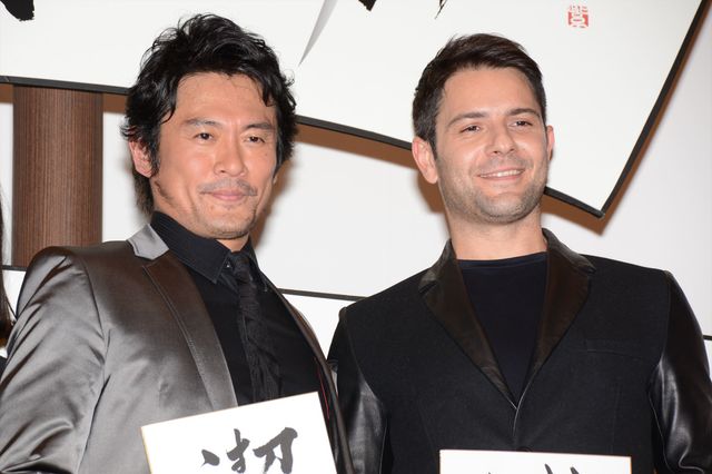 豪快！紙飛行機を飛ばす内野聖陽、忽那汐里ら『海難1890』初日舞台あいさつフォトギャラリー（12枚目）