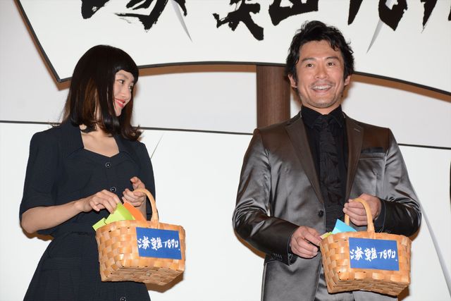 豪快！紙飛行機を飛ばす内野聖陽、忽那汐里ら『海難1890』初日舞台あいさつフォトギャラリー（13枚目）