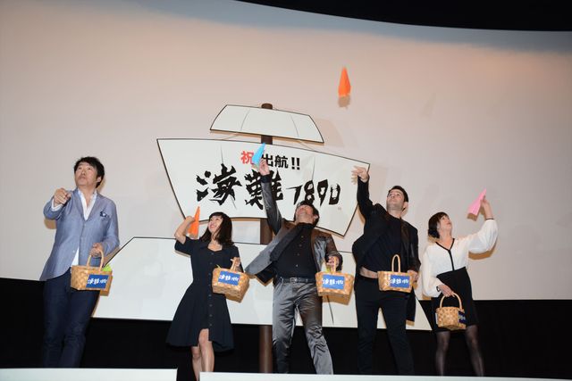 豪快！紙飛行機を飛ばす内野聖陽、忽那汐里ら『海難1890』初日舞台あいさつフォトギャラリー（15枚目）