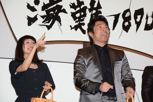 豪快！紙飛行機を飛ばす内野聖陽、忽那汐里ら『海難1890』初日舞台あいさつフォトギャラリー（16枚目）