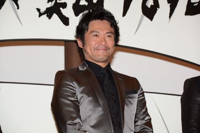 豪快！紙飛行機を飛ばす内野聖陽、忽那汐里ら『海難1890』初日舞台あいさつフォトギャラリー（17枚目）