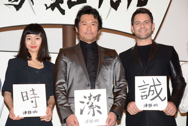 豪快！紙飛行機を飛ばす内野聖陽、忽那汐里ら『海難1890』初日舞台あいさつフォトギャラリー（18枚目）