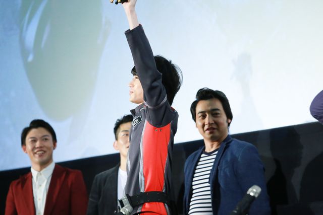 椿鬼奴、ドレス姿の美しさにウルトラマンオーブ石黒英雄もほれぼれ！フォトギャラリー（6枚目）