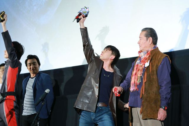 椿鬼奴、ドレス姿の美しさにウルトラマンオーブ石黒英雄もほれぼれ！フォトギャラリー（7枚目）