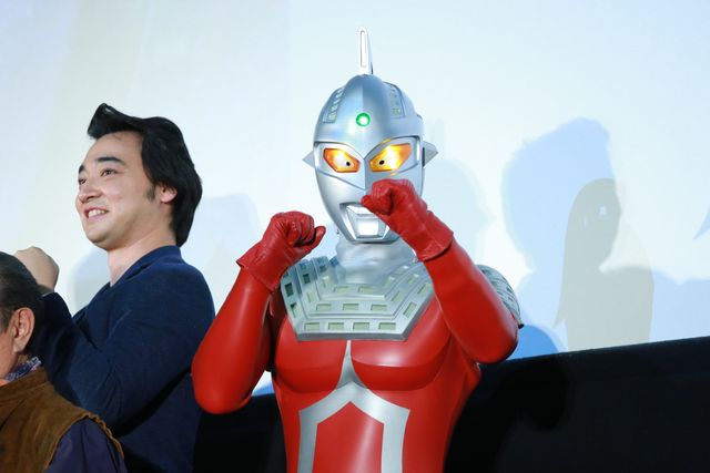 椿鬼奴、ドレス姿の美しさにウルトラマンオーブ石黒英雄もほれぼれ！フォトギャラリー（10枚目）