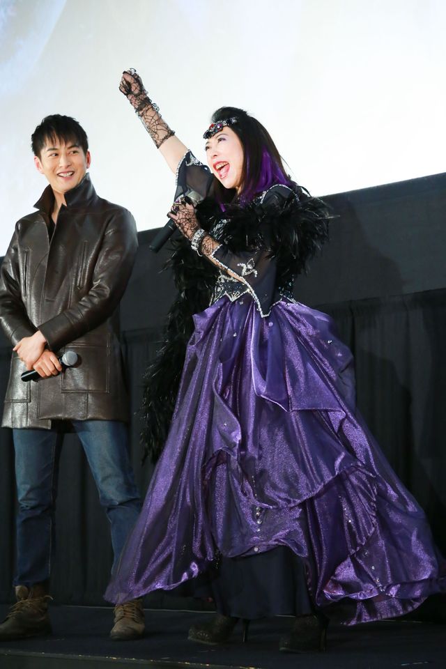 椿鬼奴、ドレス姿の美しさにウルトラマンオーブ石黒英雄もほれぼれ！フォトギャラリー（15枚目）