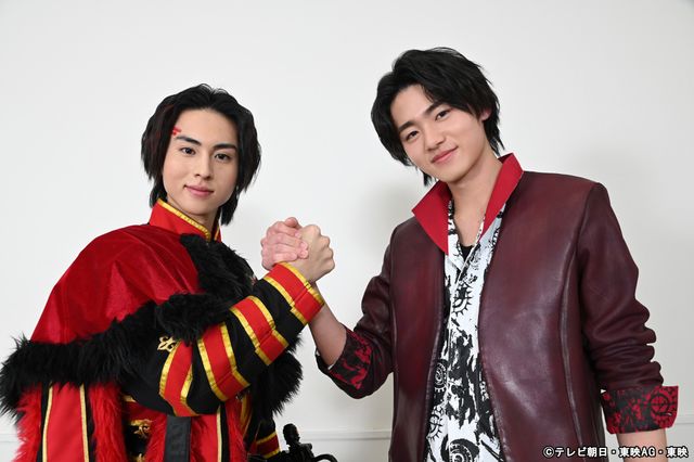 新旧レッドがバトンタッチ！キングオージャー・酒井大成＆ブンブンジャー・井内悠陽2ショット：フォトギャラリー