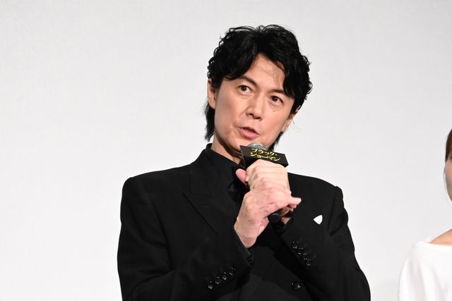 完成披露試写会に出席した福山雅治