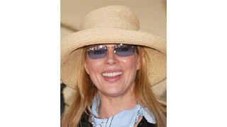 キム・ベイシンガーの婚約指輪、高額で落札