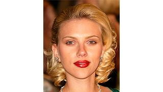 スカーレット・ヨハンソン、暗闇でブロンド女性とキス?