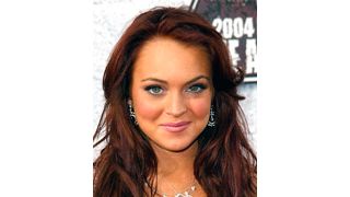 リンゼイ・ローハンの父親が暴行罪に